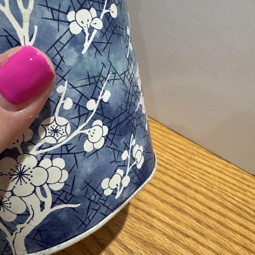 Vintage floral Blue and White tea tin MCM - Picture 11 of 15
